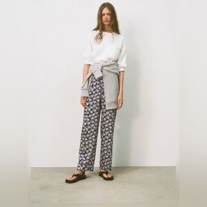 NWT Zara printed satin navy pants with wide legs and pockes, shells, SIZE M